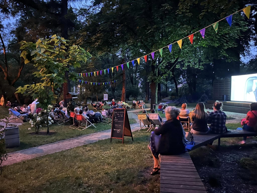 Ludzie oglądają film.