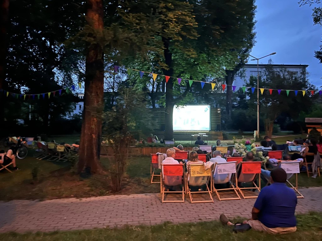 Ludzie oglądają film.
