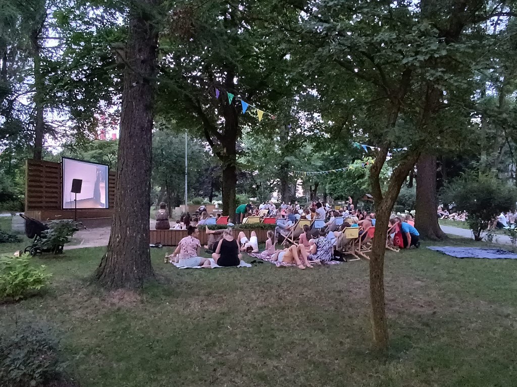 Ludzie oglądają wieczorynkę.