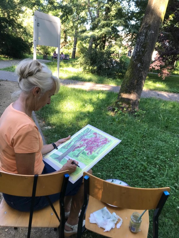 Kobieta podczas pracy nad swoim obrazem.