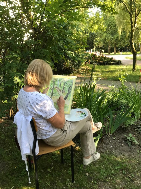 Kobieta podczas pracy nad swoim obrazem.