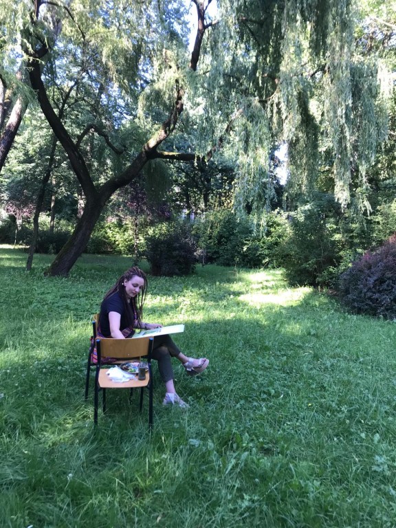 Kobieta podczas pracy nad swoim obrazem.