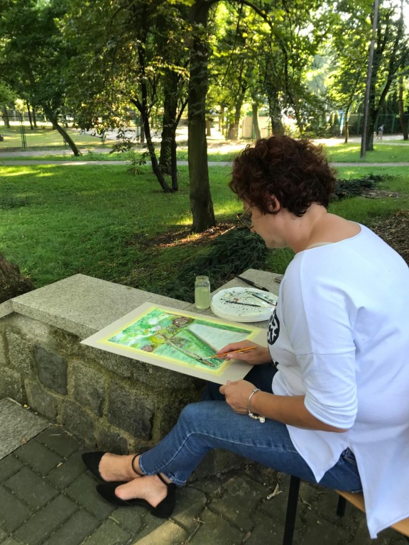 Kobieta podczas pracy nad swoim obrazem.