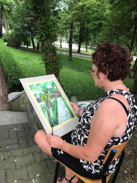 Kobieta podczas pracy nad swoim obrazem.