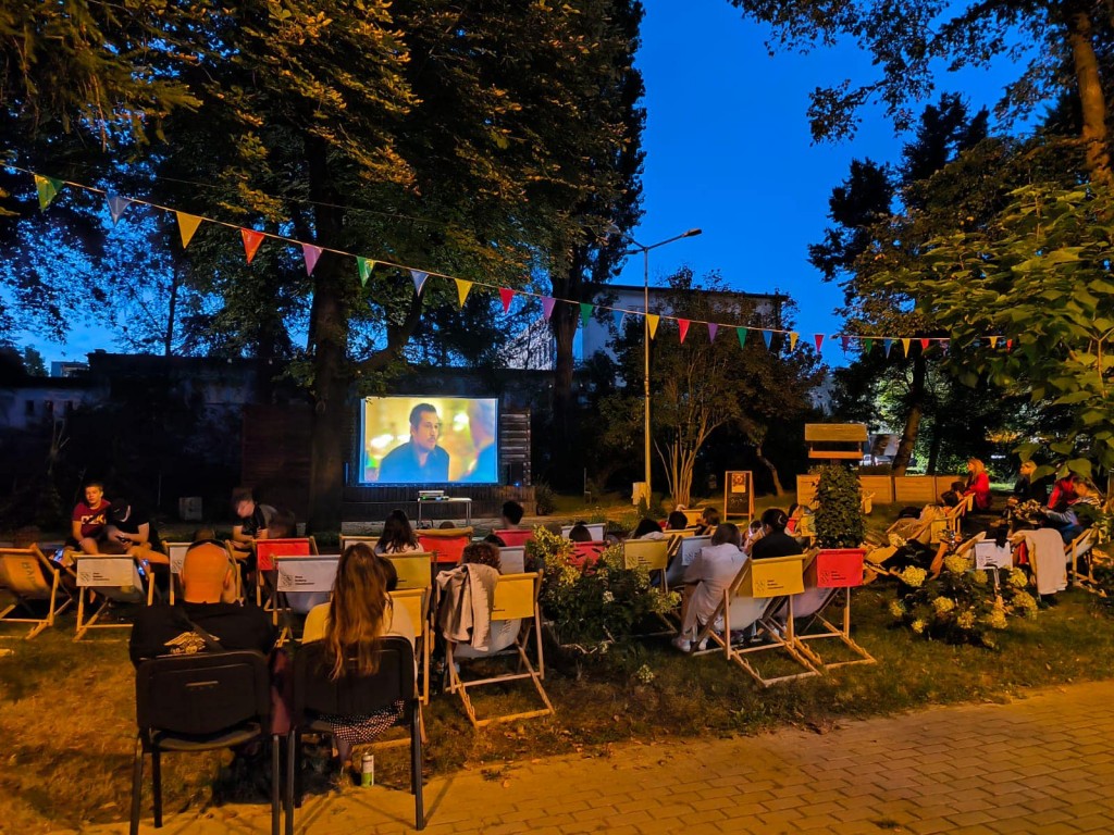 Zdjęcie ludzi oglądających film.