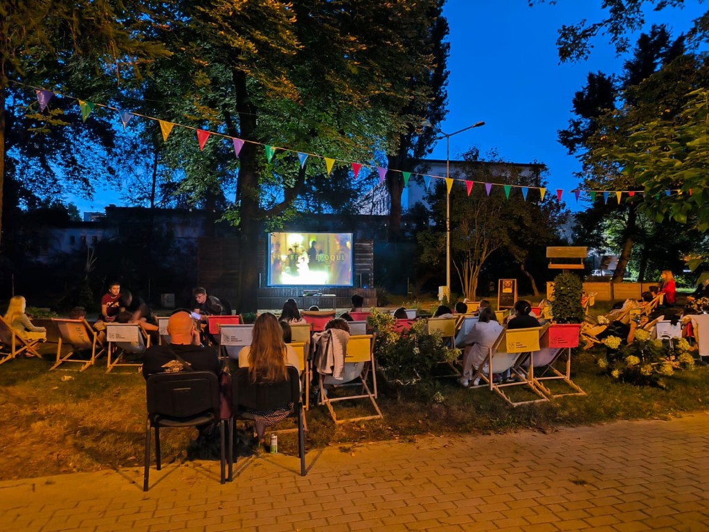 Zdjęcie ludzi oglądających film.