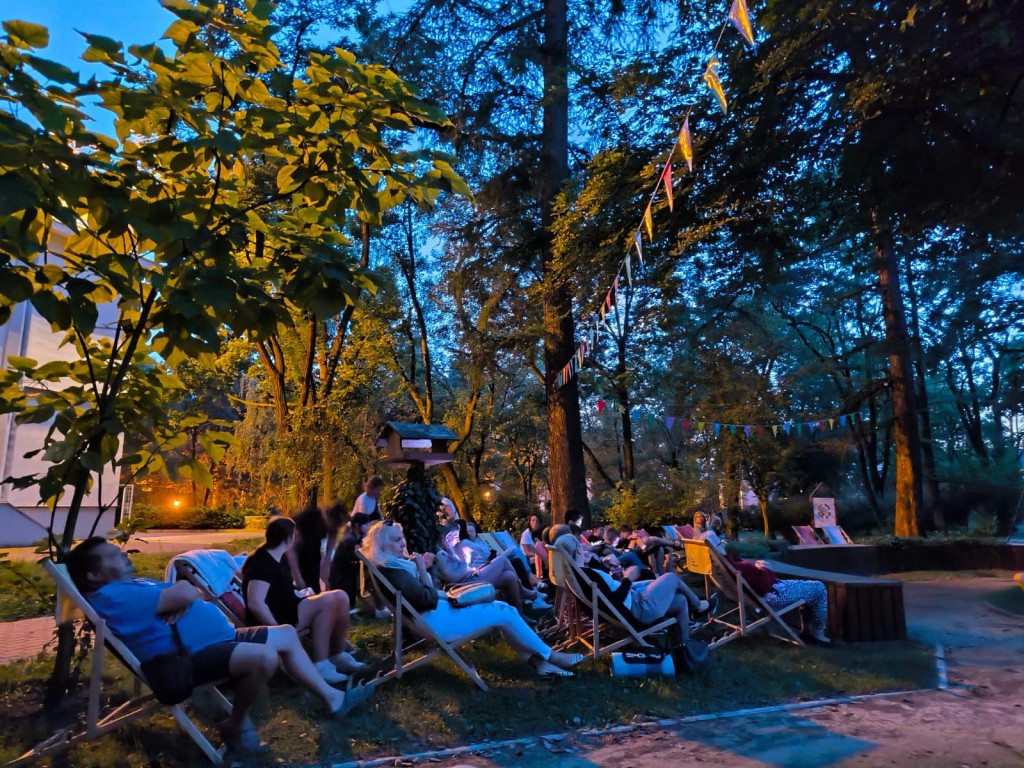 Zdjęcie ludzi siedzących na leżakach.