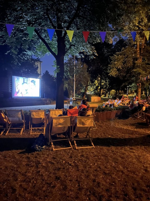 Dzieci oglądają wieczorynkę.
