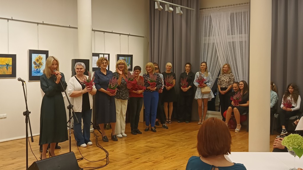 Rozdanie kobietom kwiatów.