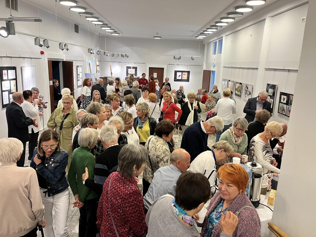 osoby w holu domu kultury podczas przerwy