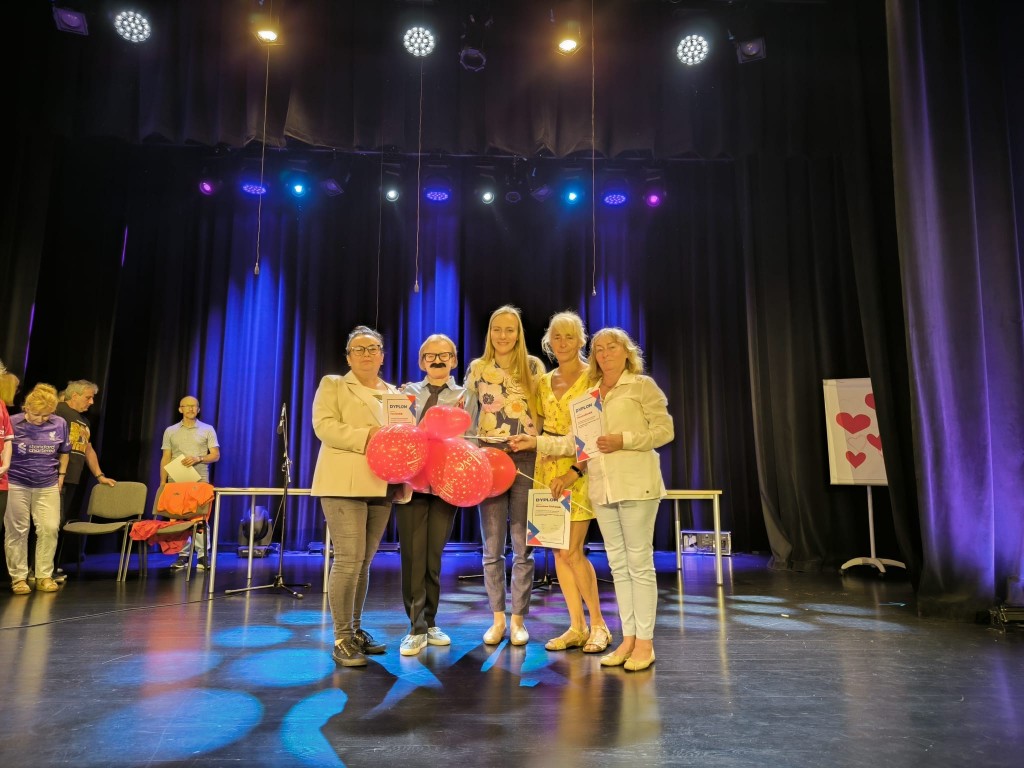 grupa kursantów z instruktorką zajęć na scenie