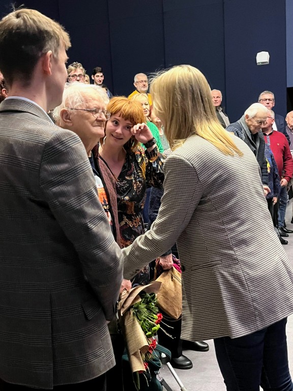 cztery osoby, składanie życzeń solenizantowi