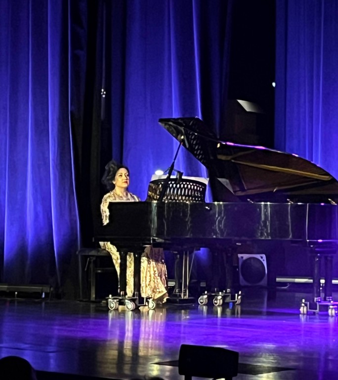 występ sceniczny, koncert w konwencji operetki