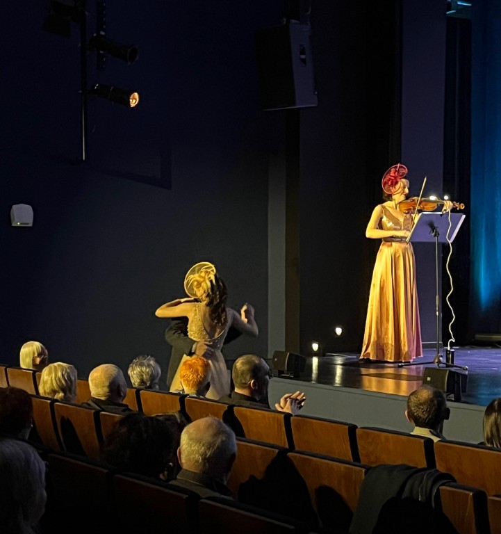 występ sceniczny, koncert w konwencji operetki