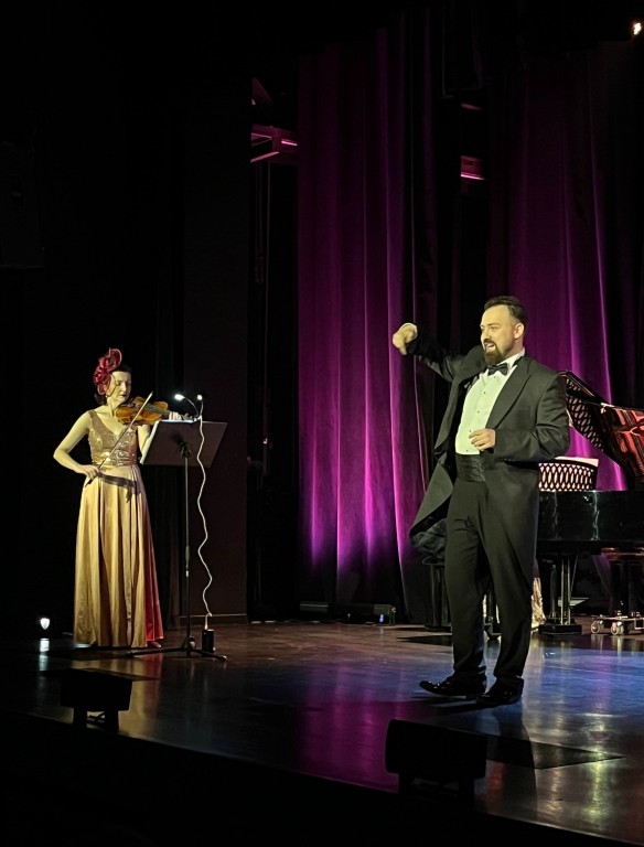 występ sceniczny, koncert w konwencji operetki