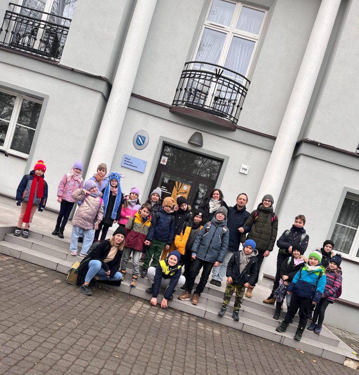 zdjęcie grupowe przed budynkiem