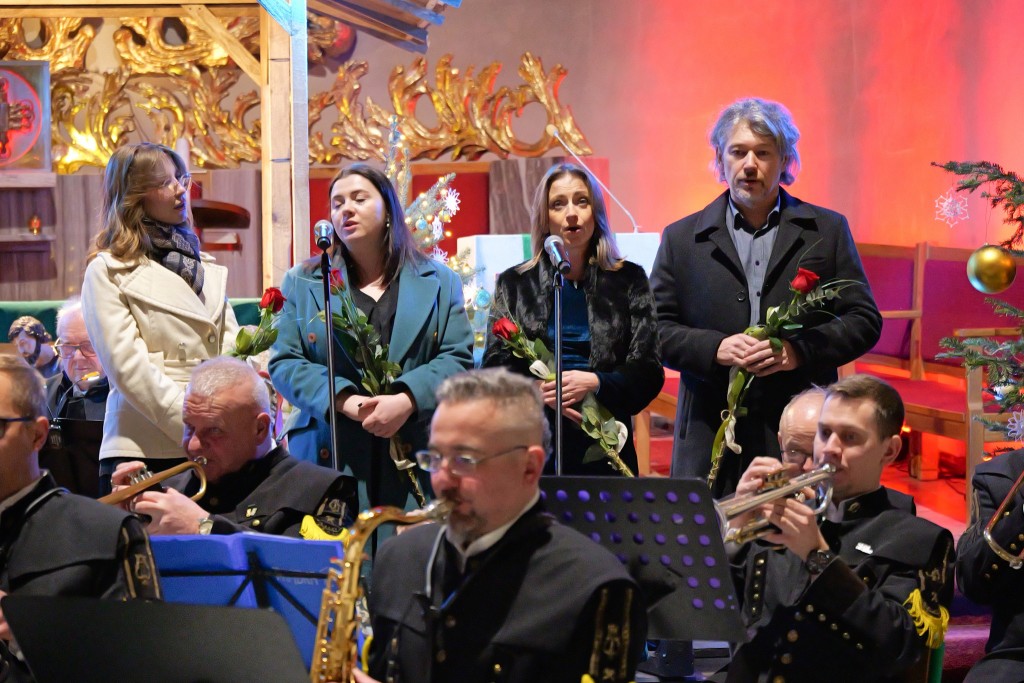 występ w przestrzeni kościoła, czterech solistów i orkiestra górnicza