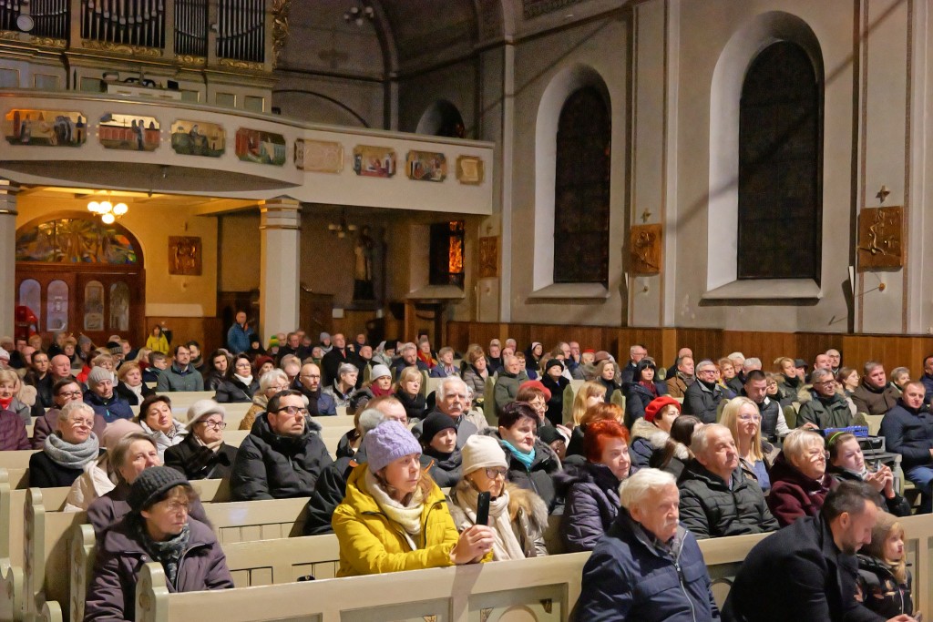 publiczność podczas występu w przestrzeni kościoła