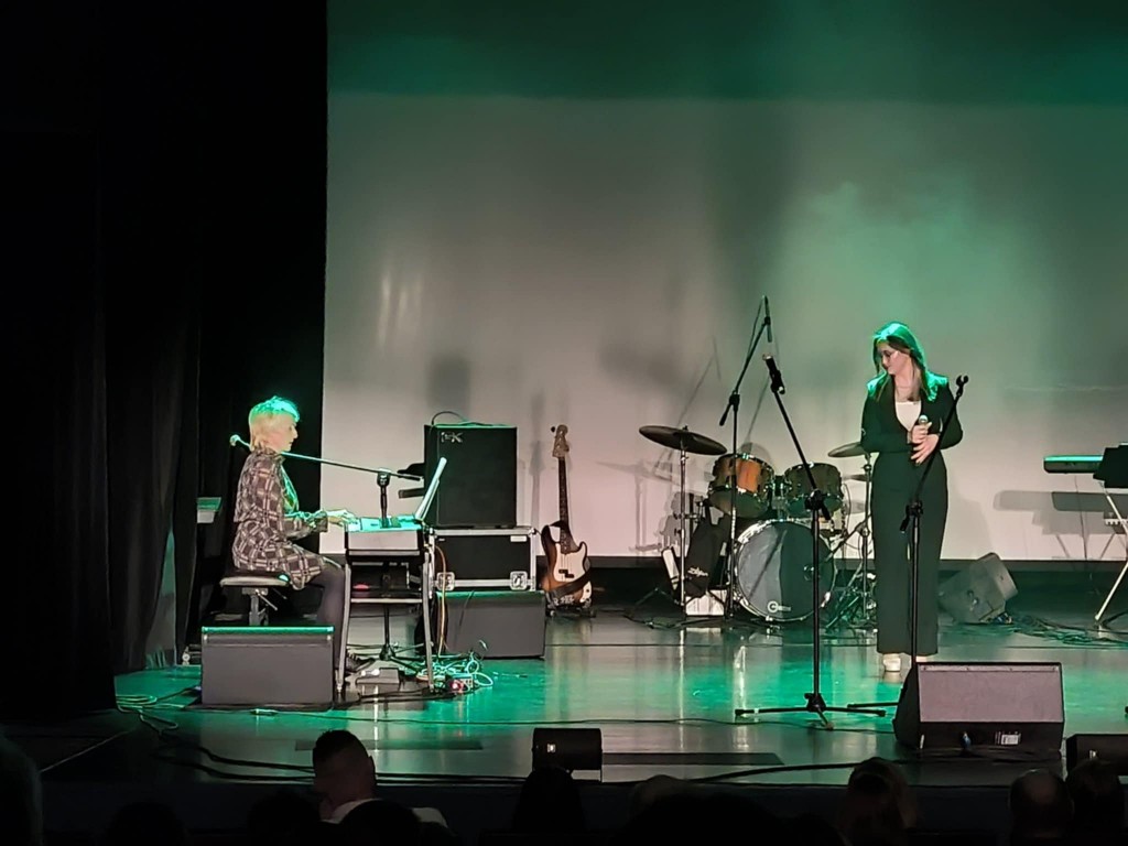 występ sceniczny, wokalistka i osoba przy instrumencie klawiszowym