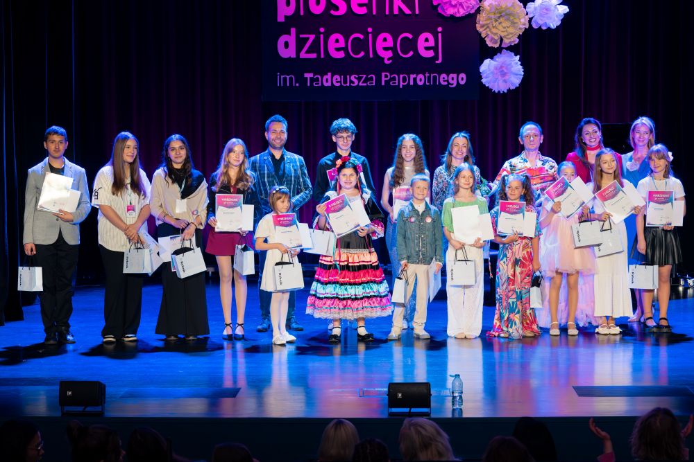 zdjęcie grupowe na scenie, osoby z dyplomami