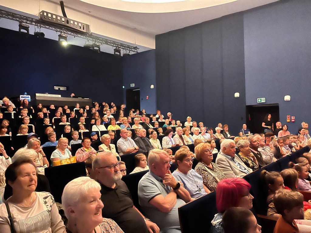 Widownia teatru wypełniona publicznością.
