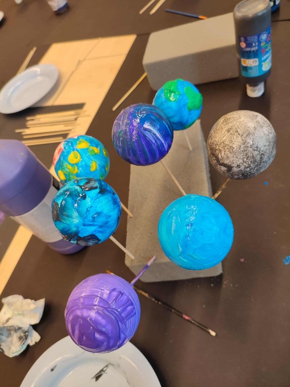 Zdjęcie planet zrobionych przez dzieci.