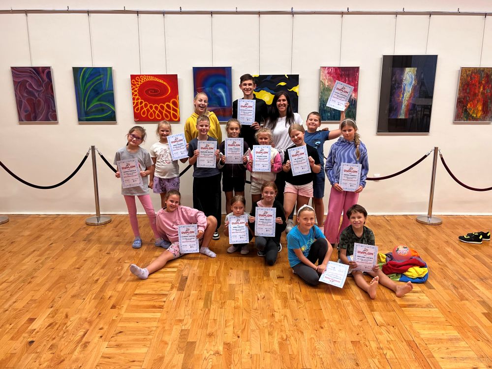 Zdjęcie grupowe dzieci trzymających swoje dyplomy.