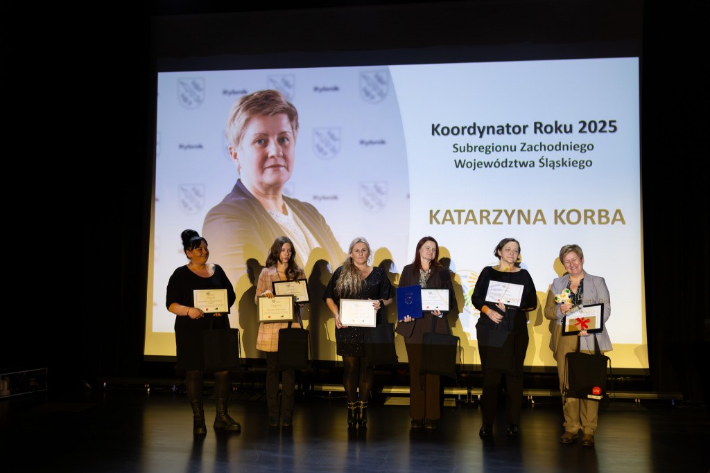 grupa sześciu kobiet pozuje do zdjęcia z dyplomami, w tle przezentacja
