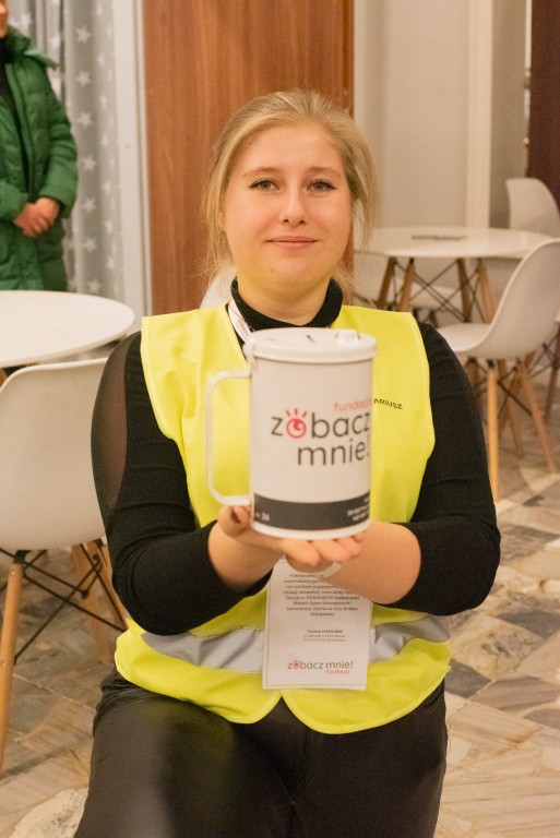 Wolontariuszka z puszką na datki