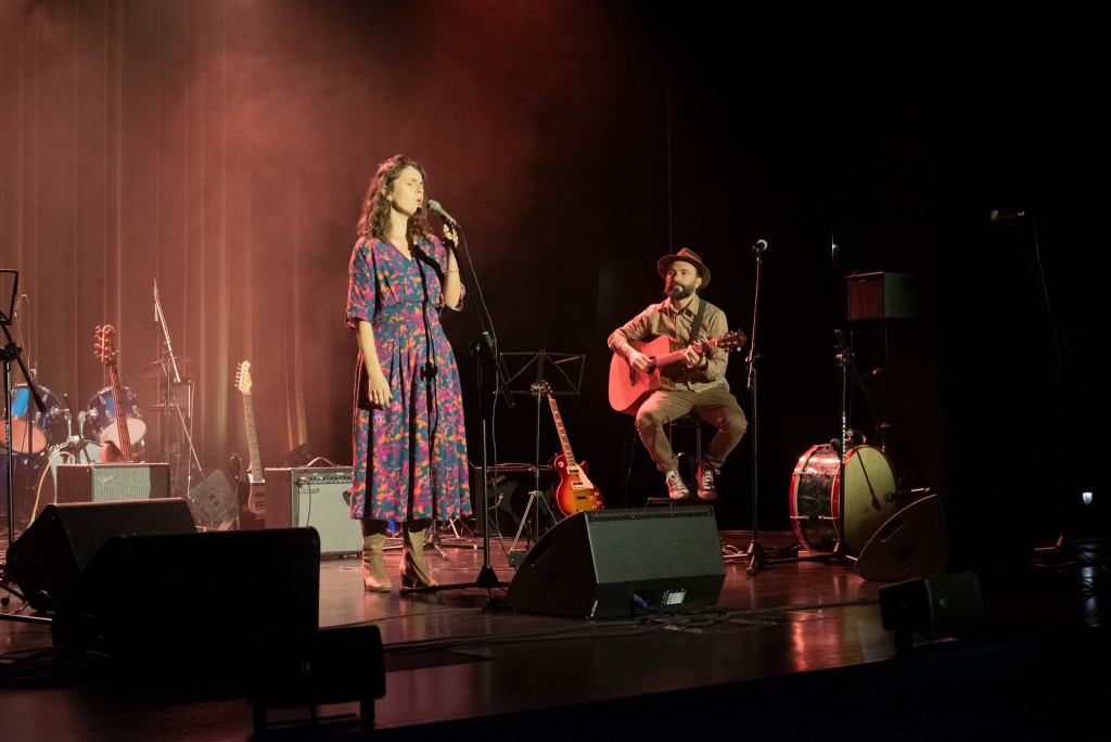 sytuacja sceniczna – duet wokalistka i gitarzysta podczas występu