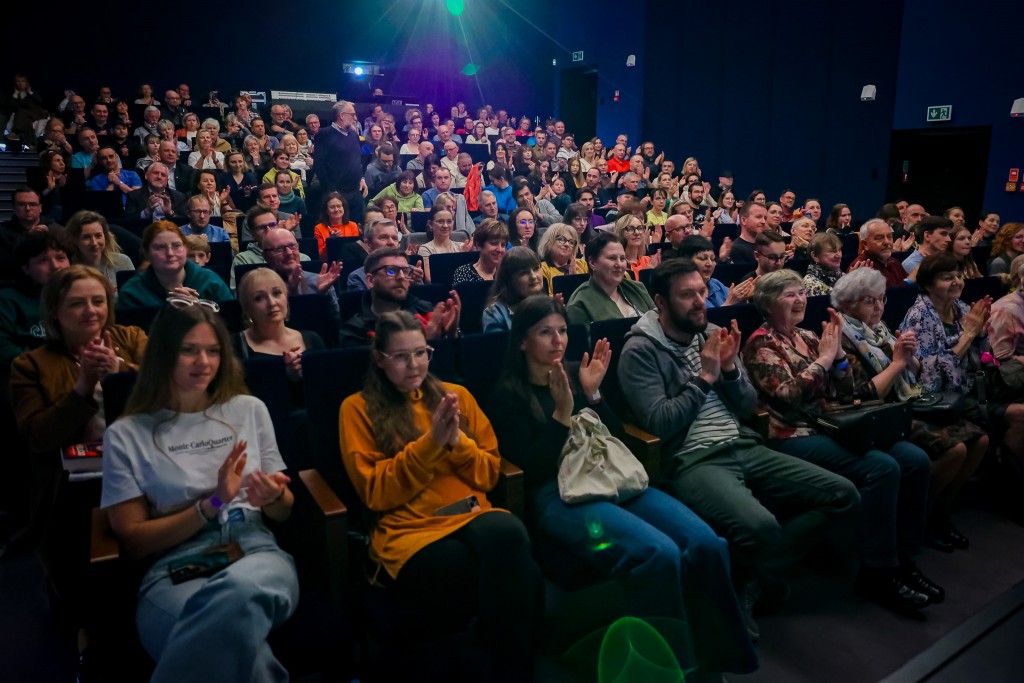 Widok na całą publiczność bijącą brawa.