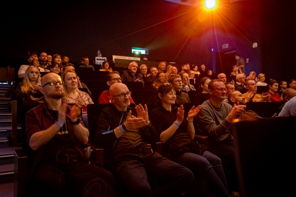 Widok na całą publiczność bijącą brawa.