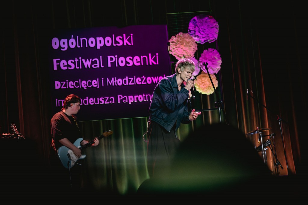 sytuacja sceniczna, występ młodego mężczyzny