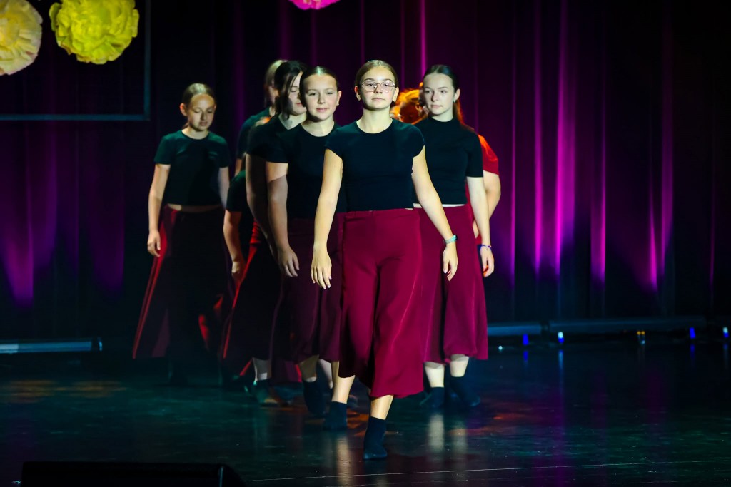sytuacja sceniczna, występ dziecięcych grup tanecznych
