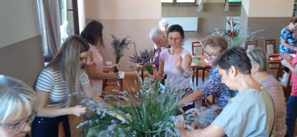 grupa kobiet, przygotowuje bukiety z suszonych kwiatów