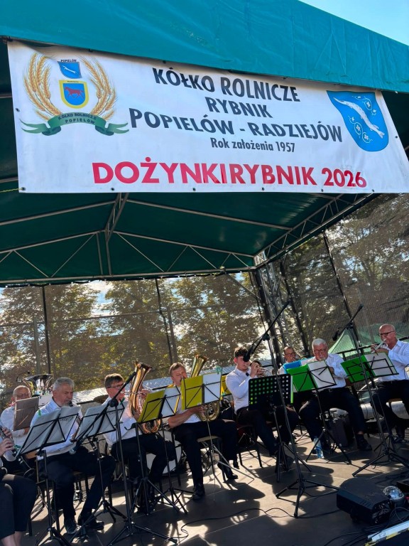 sytuacja sceniczna, scena plenerowa, pod dachem sceny baner kółko rolnicze rybnik Popielów – Radziejów, rok założenia 1957 dożynki Rybnik 2026.