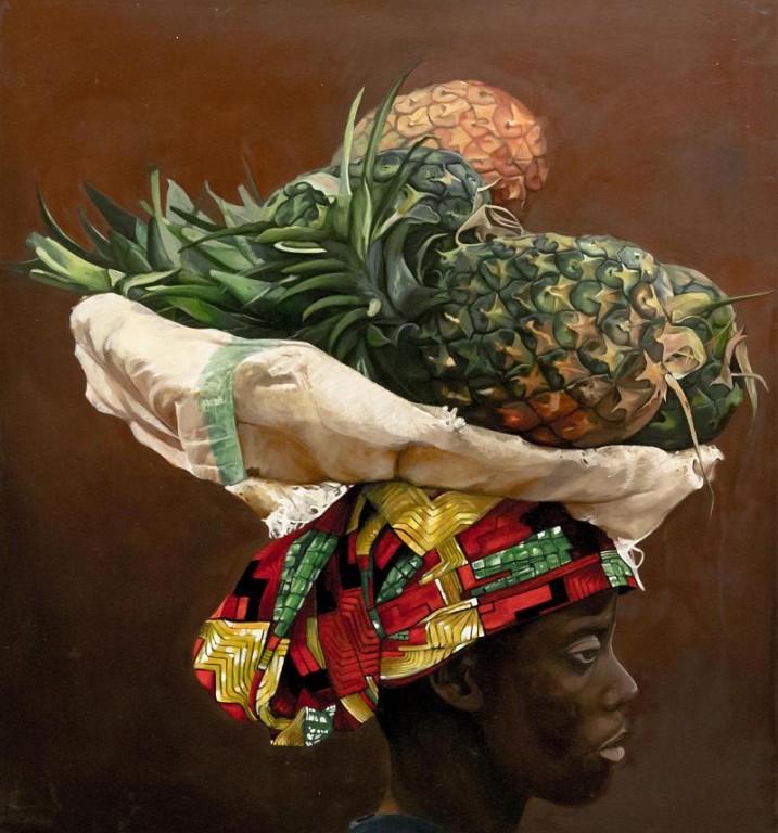ciemnoskóry mężczyzna z koszem z ananasami na głowie