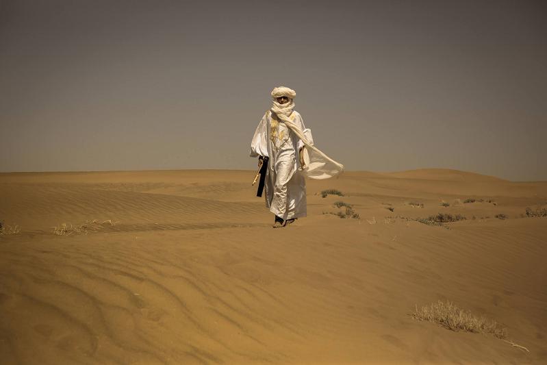mężczyzna w turbanie na pustyni