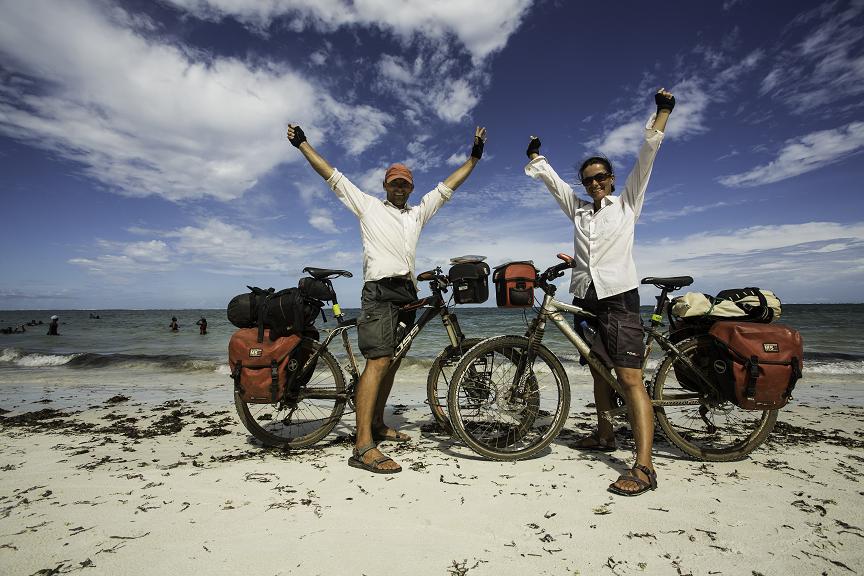 dwóch mężczyzn i rowery na plaży