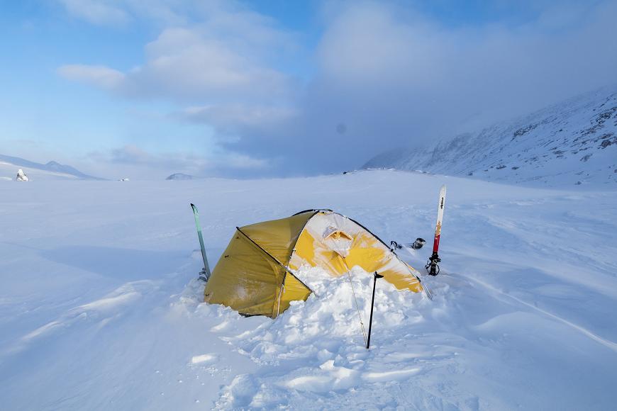 namiot w górach śnieg