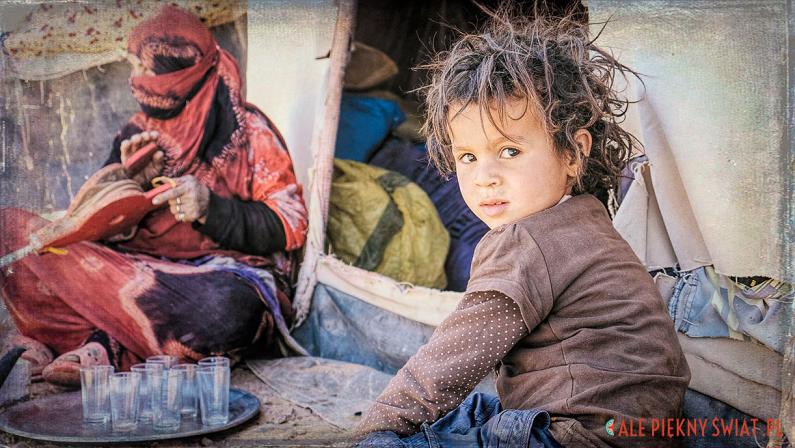 beduinka i dziecko przy namiocie