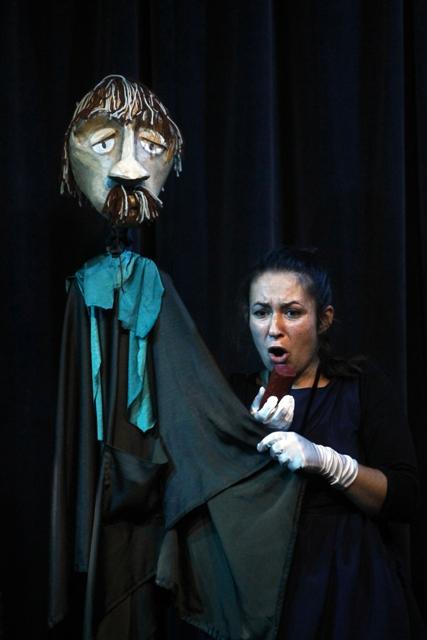 kobieta na scenie z dużą marionetką