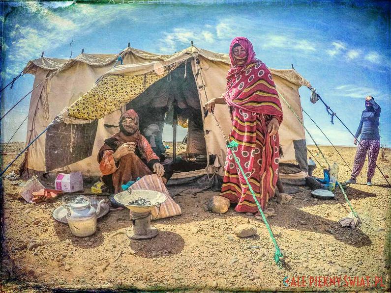 rodzina na pustyni w namiocie, ubrani w chusty i turbany