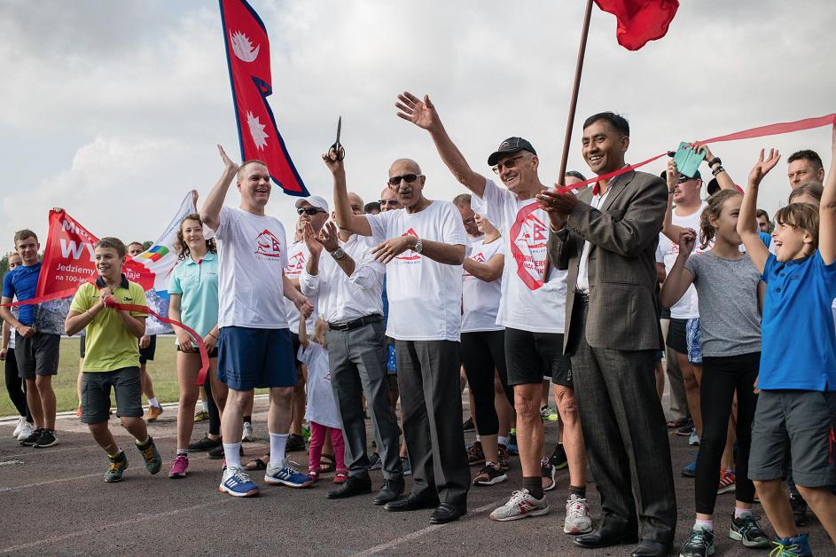 zdjęcie grupowe himalaistów w mieście