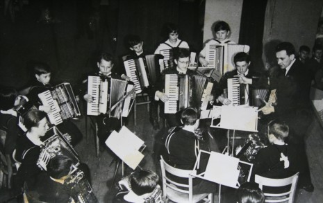 Grupa ludzi grająca na akordeonach