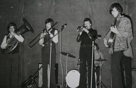Zespół pięcioosobowy grający na instrumentach