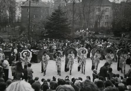 Występ w parku przed domem kultury