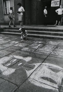 Dziecko rysujące przed schodami kredą po ziemi