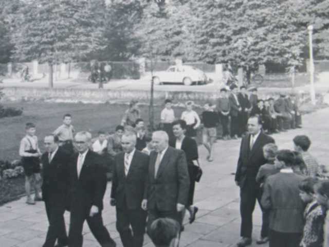 Elegancko ubrani mężczyźni idący przez park