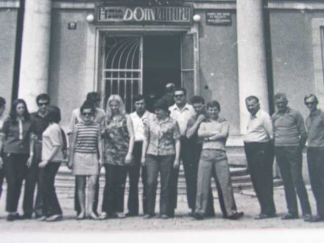 Zdjęcie grupowe przed Domem Kultury Chwałowice